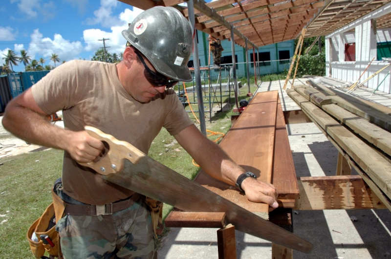 charpentier-COTIGNAC-min_worker_construction_building_carpenter_male_job_build_helmet-893290